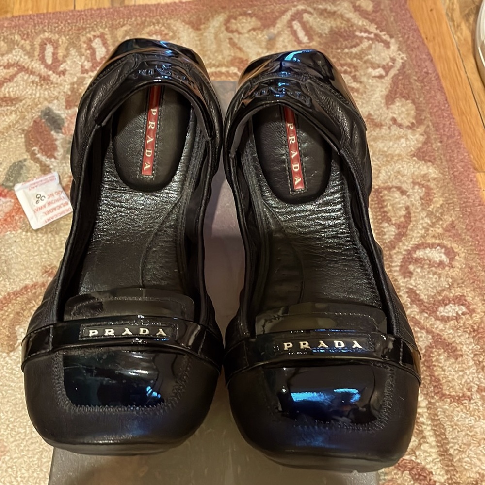 Prada flat - Picture 1 of 3